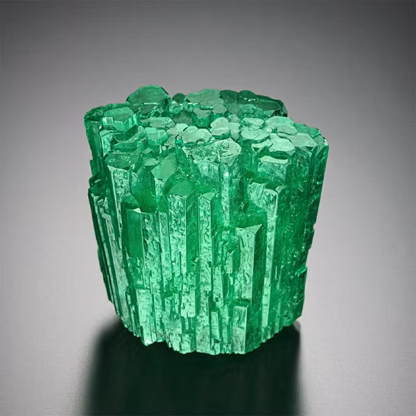 Đá Emerald là một dòng đá quý, được hình thành qua hàng vạn năm trong lòng đất nên nó hấp thụ được nguồn năng lượng tích cực và sự tinh túy của đất trời nên rất tốt với người sử dụng.