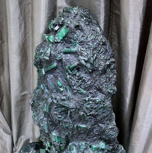 Tuy nhiên, vì trị giá của nó lên tới hàng trăm triệu USD nên chủ nhân của nó không thể ăn ngon ngủ yên mà phải sống trong sợ hãi.