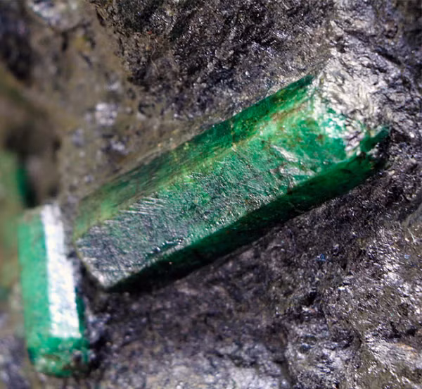 "Tôi không thể tiết lộ bất kỳ điều gì về nơi cất giấu, cách nó được bảo vệ và tôi phải trả cho việc đó bao nhiêu. Điều duy nhất tôi có thể nói là khối đá được di chuyển thường xuyên đến những nơi an toàn khác nhau", người đàn ông này cho biết.