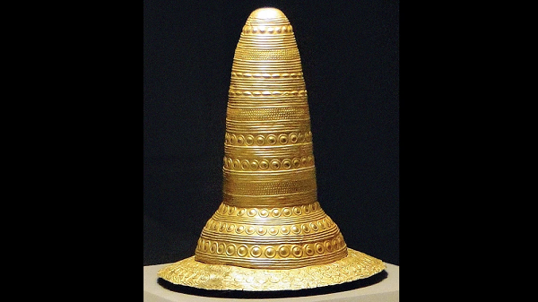 Mô hình tháp cao 75 cm này có niên đại ít nhất 3.000 năm. Những hoạ tiết này phản ánh kiến thức thiên văn sâu rộng đến kinh ngạc của tổ tiên chúng ta. Trong số đó có những kiến thức mà chúng ta cho đến nay vẫn cứ tin rằng phải đến những năm 432 trước Công nguyên thì người Hy Lạp mới khám phá ra.