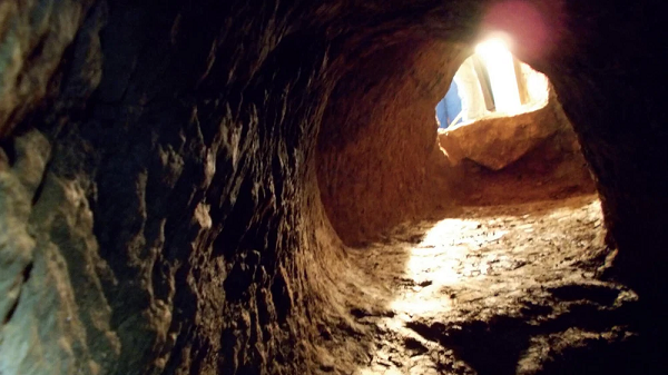 Một trong những hiện tượng kỳ bí liên quan đến các hệ thống ngầm dưới lòng đất là đường ngầm Erdstall. Các lối đi thường ngoằn ngoèo, rẽ nhánh và kéo dài sang nhiều tầng. Ở một số hệ thống đường hầm, người ta tìm thấy lối dẫn tới những phòng lớn hơn. Tại lãnh thổ hầu hết các nước châu Âu đều tồn tại những hệ thống ngầm Erdstall. Những hệ thống ngầm này được sử dụng vào mục đích gì đến nay vẫn là một dấu chấm hỏi.