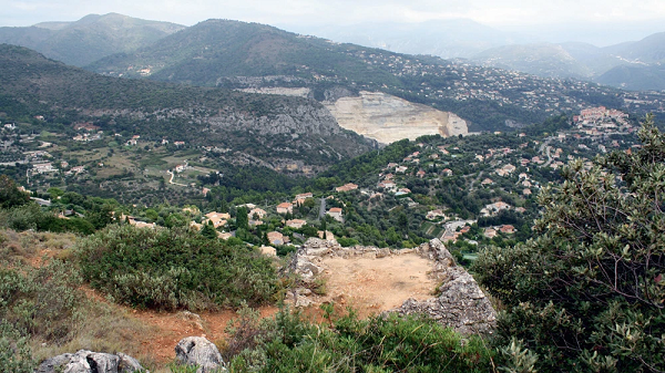 Người ta đã tìm ra một kim tự tháp bị bỏ hoang gần thành phố biển Nice. Nó được xếp vào danh mục di tích cần được bảo vệ ở hạt Falicon, Pháp. Ai là người đã xây nên kim tự tháp ở Pháp này vẫn mãi là một bí ẩn.