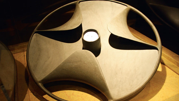 Trong một phòng táng nằm không xa kim tự tháp Sakkara người ta khai quật được một tay lái khoảng 5.000 năm tuổi, một cánh quạt hoặc một chân vịt tàu thuỷ. Có những người lại cho rằng đây có thể là một bộ phận công nghệ cao như trong thời hiện đại, như một bánh đà chẳng hạn.