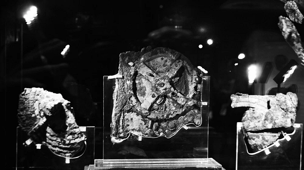 Một chiếc máy tính đã hơn 2.000 năm tuổi đã được tìm thấy bên trong một xác tàu đắm. Điều này cho đến nay vẫn chưa có câu trả lời. Một cái máy có hệ thống đĩa tròn kép có chia thang đo và một hộp số phức tạp hay những hệ thống tương tự mới đăng ký chỉ được đăng ký sáng chế vào năm 1828.