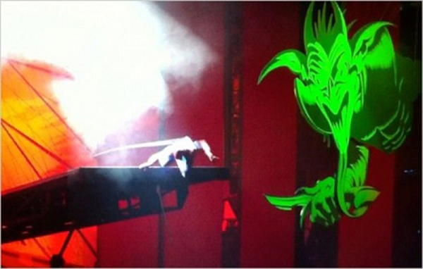 Nguyên nhân là bởi các vụ tai nạn bất ngờ liên tục xảy ra với các diễn viên của vở nhạc kịch trong quá trình tập luyện bản nhạc tử thần này. Có tới 4 người bị thương trong lúc diễn tập.