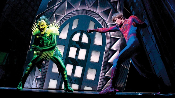 Giám đốc chương trình bị bỏng, nam diễn viên thủ vai Người nhện Christopher Tierney còn bị rơi từ độ cao 9m xuống đất. Một vũ công khác bị gãy xương cổ tay và nam diễn viên phụ bị gãy xương mắt cá chân.