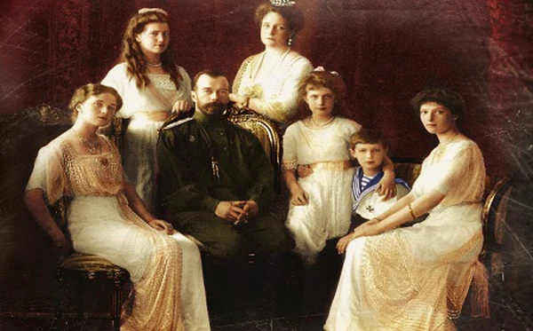 Nhiều sách sử ghi chép lại rằng lời nguyền đẫm máu của thầy tu có tên Grigory Rasputin đã góp phần quan trọng trong việc kết thúc của triều đại Romanov.