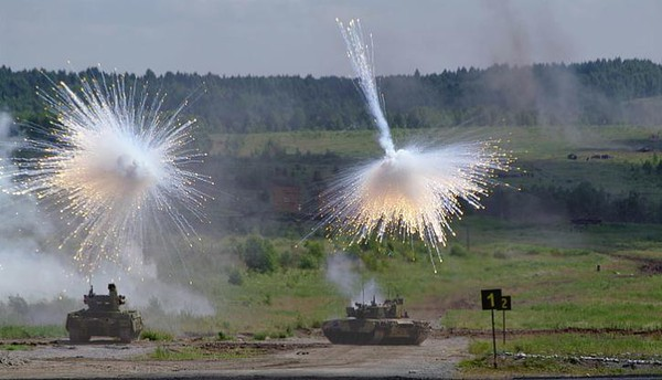 Theo một tổ chức phi chính phủ, loại hóa chất này gây ra nguy cơ cháy nổ và tạo ra khí độc. Nguyên tố này sẽ "cháy đến tận xương tủy" và mức độ gây sát thương cho con người vô cùng lớn.