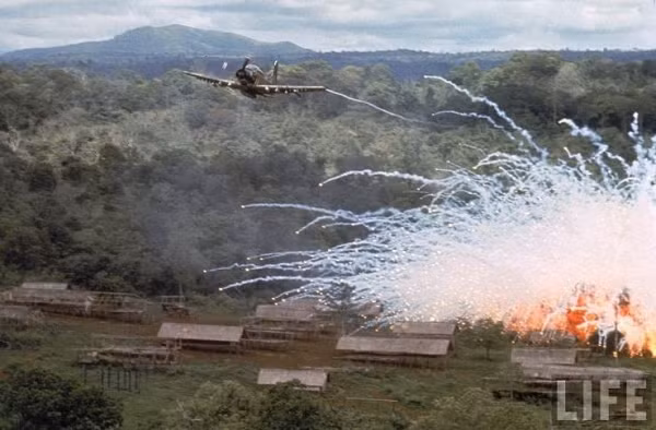 Khi được triển khai, phốt pho trắng sinh ra một lượng nhiệt độ cực lớn đốt cháy toàn bộ khu vực chịu ảnh hưởng, nhiệt lượng của phốt pho trắng khi cháy có thể lên tới 3.000 độ C, đốt chảy được cả sắt thép và tất nhiên sẽ san phẳng cả nhà cửa.