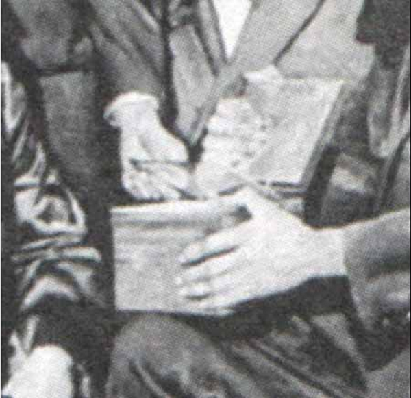 Đây là bức vẽ được thực hiện từ những năm 1800. Trong tranh, nhà lãnh đạo Joseph Smith đang giới thiệu “những tấm bảng vàng” cho 8 người quanh ông. Có thể thấy trên tay ông đang cầm 2 chiếc đĩa CD-room mà mãi đến năm 1980 mới được phát minh.