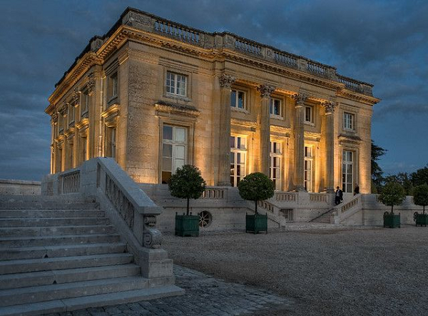 Kể lại những trải nghiệm kỳ lạ của mình, Moberly viết: “Mọi thứ đột ngột trở nên không tự nhiên, do đó mà trở thành khó chịu; ngay cả những cái cây dường như cũng bằng phẳng và không có sức sống, giống như gỗ trên tấm thảm vậy. Không hề có các hiệu ứng ánh sáng và bóng râm, và cũng không có cơn gió nào khuấy động tán cây”.