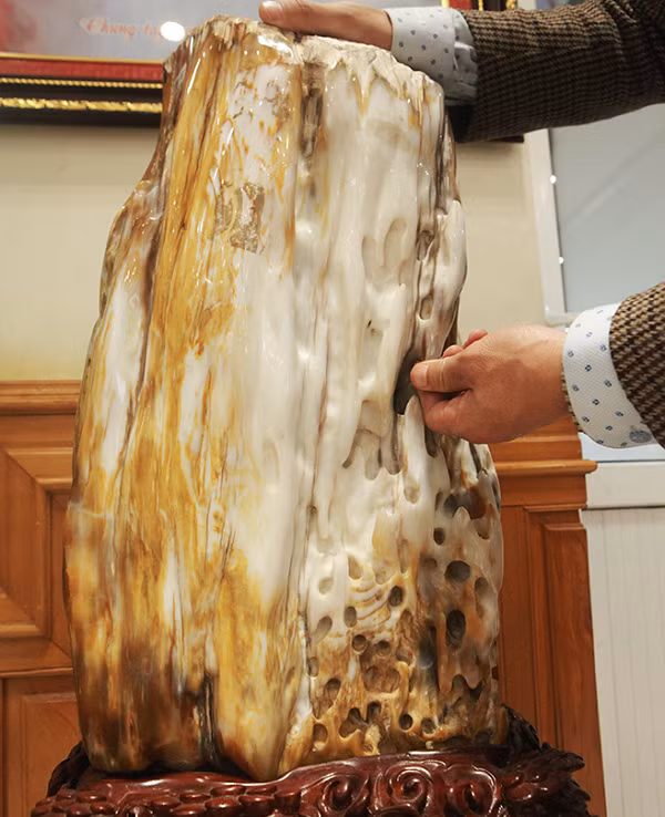 Trong y học dân gian, người Mông Cổ cho rằng gỗ hóa ngọc sau khi đánh bóng rất tốt cho người bị bệnh khớp như viêm khớp, đau lưng, nhức mỏi, viêm cột sống... Ngoài ra gỗ hóa ngọc màu đen còn có tác dụng giúp ngăn cản sự phát triển của mầm bệnh, cải thiện chức năng của thận rất hiệu quả.