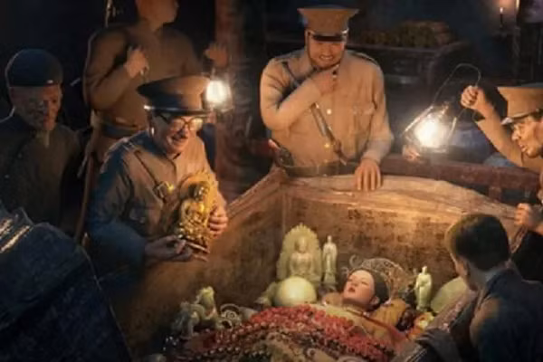 Đúng như di nguyện, một viên dạ minh châu sáng lóa, to bằng quả trứng được đặt trong miệng Từ Hi Thái hậu khi bà nằm trong quan tài. Song viên ngọc này lại sớm bị tên lãnh chúa quân phiệt Tôn Điện Anh lấy đi trong lần hắn cướp phá lăng mộ Thanh Đông lăng năm 1928.