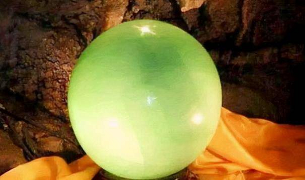 Gia đình này cũng đã đi xác minh nguồn gốc cho viên dạ minh châu. Kết quả cho thấy đây là viên kim cương từ đế quốc Mogul (nằm ở Tiểu lục địa Ấn Độ), viên ngọc đã đến Trung Quốc như một cống phẩm cho Hoàng đế Càn Long và thuộc về hoàng thất nhà Thanh từ đó.