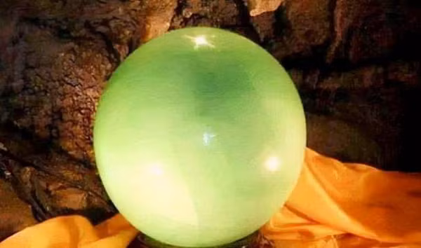 Gia đình này cũng đã đi xác minh nguồn gốc cho viên dạ minh châu. Kết quả cho thấy đây là viên kim cương từ đế quốc Mogul (nằm ở Tiểu lục địa Ấn Độ), viên ngọc đã đến Trung Quốc như một cống phẩm cho Hoàng đế Càn Long và thuộc về hoàng thất nhà Thanh từ đó.