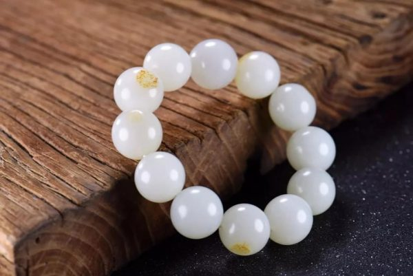 Ngọc Hòa Điền bắt đầu xuất hiện trong sử sách kể từ thời Tây Hán. Trong các cuốn sử ký có chép rằng: "Sứ nhà Hán đi khắp nguồn sông, các con sông chảy ra Vu Điền, lên đến núi, nơi phát nguyên của các nguồn sông ấy có nhiều ngọc, người ta lượm lặt đem về".