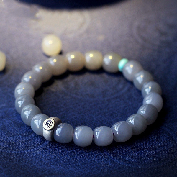 Ngọc Hòa Điền còn có tên gọi khác là Ngọc Bích Tân Cương, nó được tìm thấy ở sườn núi phía bắc Côn Luân - Tân Cương của Trung Quốc. Loại Ngọc này còn có màu sắc đa dạng như: Xanh lam, xanh lục, trắng, đen, vàng,...và hầu hết đều là đơn sắc.