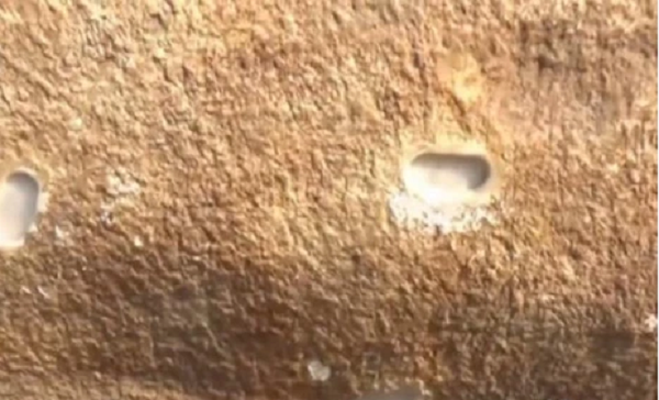 Tìm hiểu mới biết. hòn đá này thuộc quyền sở hữu của một người đàn ông tên Hào, anh đã sưu tầm được khi ở độ tuổi 20. Cũng theo chia sẻ của anh, đây không phải là một hòn đá tầm thường.