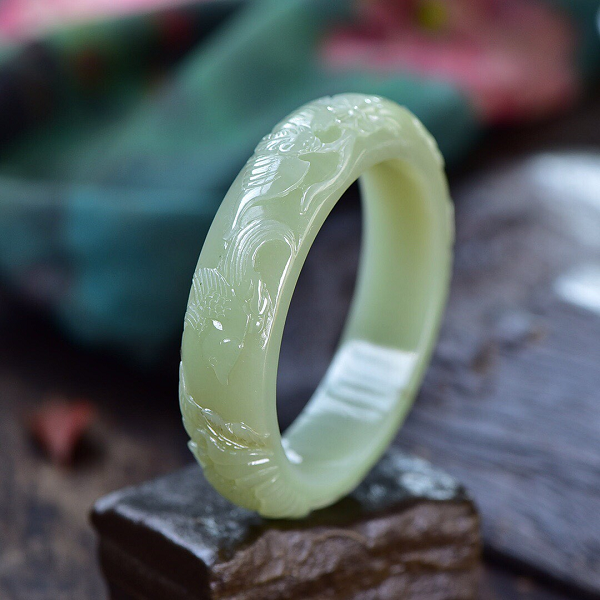 Chuyên gia đã kiểm định và xác nhận đây là 1 khối ngọc Hòa Điền màu trắng được tìm thấy ở dưới sông. Do ở dưới nước lâu nên tảng đá này mới có hình dáng đặc biệt như vậy.