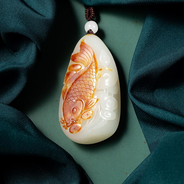 Tảng đá này dài 2,9 m, nặng tới hơn 8 tấn. Tảng đá này vì có hình dáng giống với hòn sỏi tự nhiên nên không ai phát hiện ra độ quý giá và mua nó. Theo chuyên gia định giá, khối ngọc này có giá lên tới hàng triệu NDT.