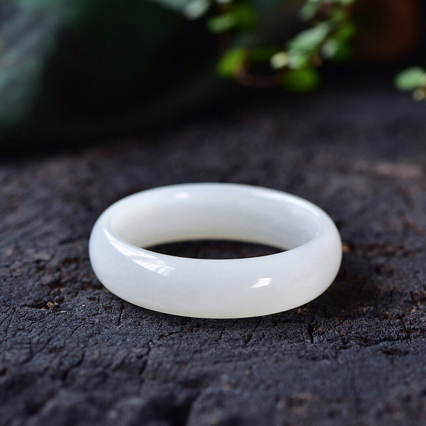 Từ xa xưa, ngọc Hòa Điền là một trong những món đồ trang sức được các bậc vua chúa, hoàng tộc yêu thích.