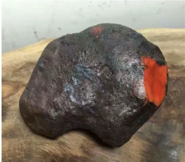 Sau khi nhìn thấy viên đá, chuyên gia đã kiểm tra kỹ lưỡng và nhận thấy đây là khối đá quý thô có chất lượng rất tốt. Vị này khuyên người phụ nữ nên cắt hòn đá ra để xác định. Cô đã đem hòn đá tới 1 trung tâm kiểm định đá quý nhờ họ xẻ giúp.