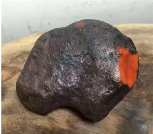 Sau khi nhìn thấy viên đá, chuyên gia đã kiểm tra kỹ lưỡng và nhận thấy đây là khối đá quý thô có chất lượng rất tốt. Vị này khuyên người phụ nữ nên cắt hòn đá ra để xác định. Cô đã đem hòn đá tới 1 trung tâm kiểm định đá quý nhờ họ xẻ giúp.