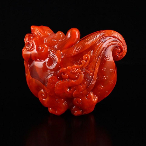 Vì thế nó còn có tên gọi khác là ngọc Nam Hồng. Mã não Nam Hồng chỉ được tìm thấy tại tỉnh Vân Nam của Trung Quốc. Cái tên Nam Hồng cũng bắt nguồn từ đây. "Nam" chính là tỉnh Vân Nam và "Hồng" có nghĩa là màu đỏ trong tiếng Hán.