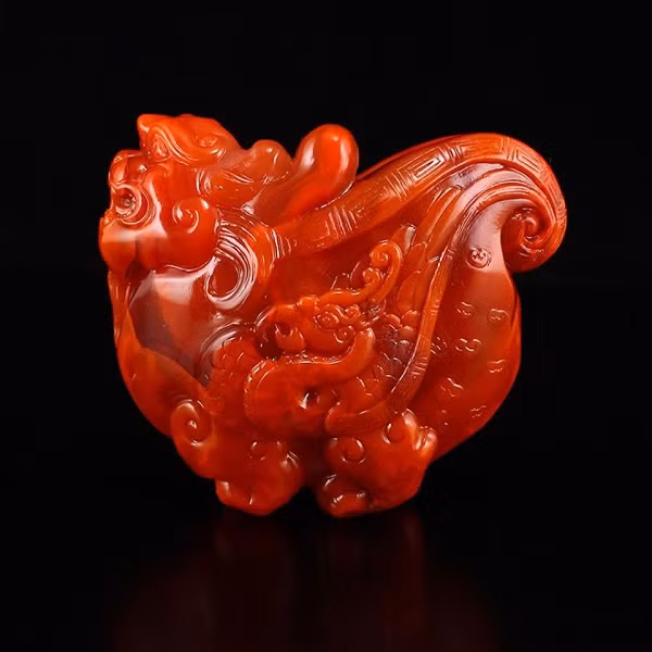 Vì thế nó còn có tên gọi khác là ngọc Nam Hồng. Mã não Nam Hồng chỉ được tìm thấy tại tỉnh Vân Nam của Trung Quốc. Cái tên Nam Hồng cũng bắt nguồn từ đây. "Nam" chính là tỉnh Vân Nam và "Hồng" có nghĩa là màu đỏ trong tiếng Hán.