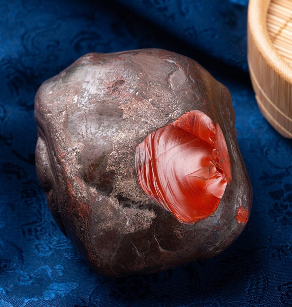 Tới năm 2009 ở tỉnh Tứ Xuyên, 1 mỏ mới của mã não Nam Hồng được phát hiện, với những viên màu đỏ sẫm tuyệt đẹp. Và truyền thuyết về Thượng phẩm mã não Nam Hồng đã quay trở lại.