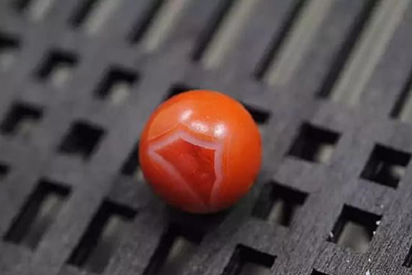 Các nhà sưu tập và những người giàu có liên tục săn lùng, đã đẩy giá lên một tầm cao mới. Mã não Nam Hồng cũng là sự thay thế lý tưởng cho đồ trang trí/trang sức san hô. Bởi san hô đỏ là sinh vật đang bị đe dọa tuyệt chủng, và là mặt hàng cấm ở nhiều nước.