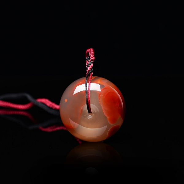 Sau hàng triệu năm bị mài mòn và phong hóa, chúng chuyển thành màu đỏ. Mã não Nam Hồng có giá trị nhất là khi phần thịt có màu đồng nhất, không bị lẫn tạp chất nào, còn phần băng thì láng bóng, không có cặn và đạt độ mềm mượt.