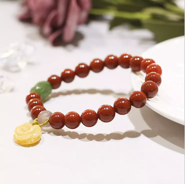 Điều này chứng tỏ rất quý và được ưa chuộng. Vào cuối triều đại nhà Thanh, nguồn cung trở nên gần như cạn kiệt, và mã não nam hồng dần biến mất khỏi thị trường. Những viên đá được tìm thấy rất nhỏ cũng trở nên có giá trị.