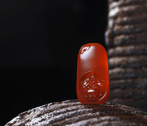 Mã não Nam Hồng được đánh giá là loại đá quý giá nhất và cũng là loại duy nhất được đặt tên riêng. Sở dĩ nó có tên như vậy là bởi mã não Nam Hồng có độ cứng ổn định và tính chất đặc trưng gần giống ngọc.