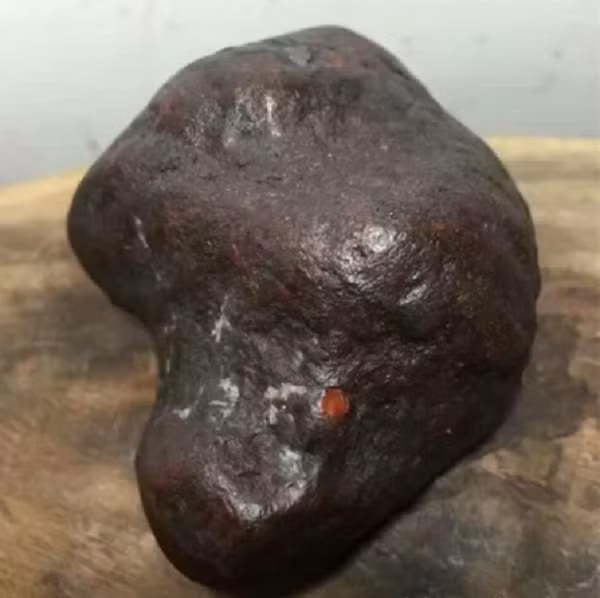 Người phụ nữ thích sưu tầm đá lạ trong một lần lên núi đã nhặt được một hòn đá kỳ lạ màu đen và mang về nhà. Tình cờ có vị chuyên gia về đá quý tới nhà chơi, người phụ nữ liền mang hòn đá ra nhờ ông này nhận dạng.