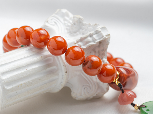 Mã não Nam Hồng bắt đầu trở nên phổ biến từ thời Tây Hán. Một lượng lớn trang sức mã não Nam Hồng được phát hiện trong một nghĩa trang chỉ dành riêng cho quý tộc tại tỉnh Sơn Tây.