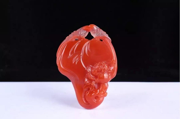 Sự khác biệt của mã não Nam Hồng với các loại thông thường khác ở chỗ nó được tạo nên từ 2 thành phần chính là thịt và băng. Thịt chính là phần vỏ bao bọc bên ngoài. Băng là phần lõi bên trong của khối đá.