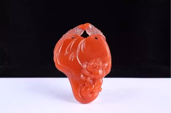 Sự khác biệt của mã não Nam Hồng với các loại thông thường khác ở chỗ nó được tạo nên từ 2 thành phần chính là thịt và băng. Thịt chính là phần vỏ bao bọc bên ngoài. Băng là phần lõi bên trong của khối đá.