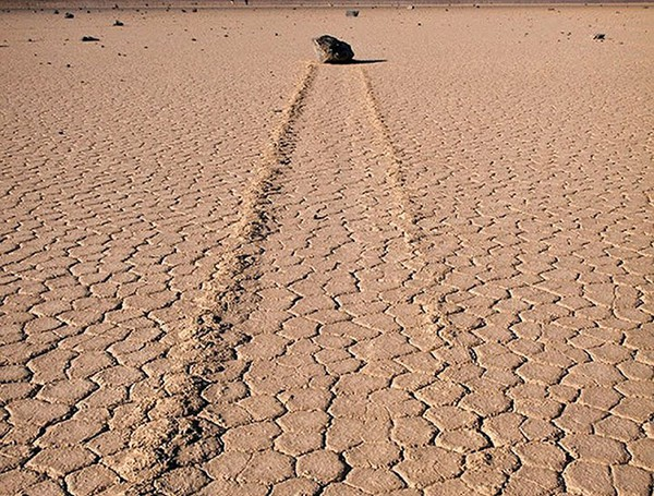 Khi Mặt Trời lên, băng tan, gió thổi khiến cho hòn đá bị đẩy đi trên mặt băng trơn tuột. Nghiên cứu của họ đã được đăng tải trên PLOS One.