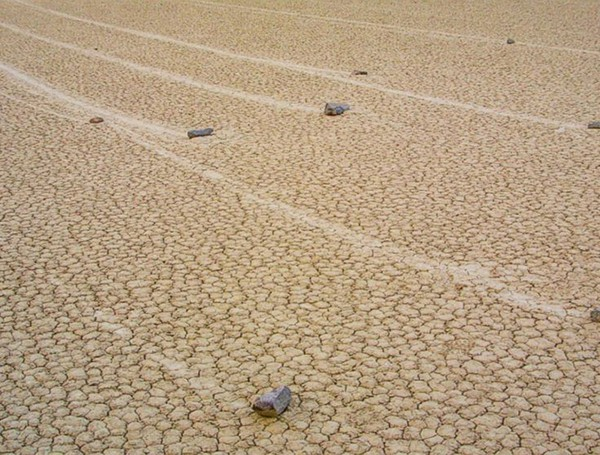 Một giả thuyết khác được nhiều người cho là khoa học hơn về hiện tượng này là nhờ lực hấp dẫn Trái đất. Tuy nhiên, nghiên cứu địa chất cho thấy địa hình nơi đây khá bằng phẳng, phía nam chỉ thấp hơn phía bắc vài cm nên giả thuyết này sau đó đã nhanh chóng bị bác bỏ.