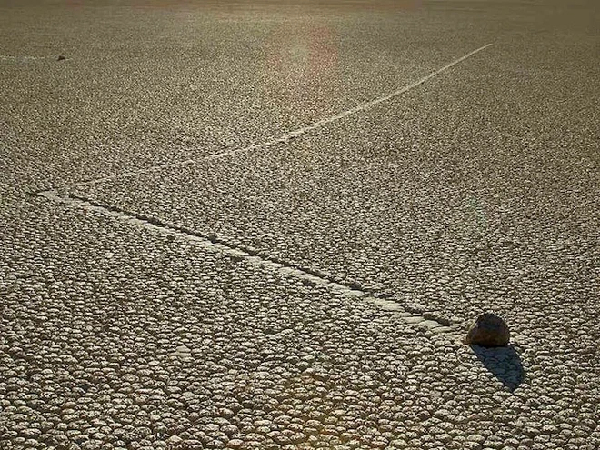 Để tìm ra nguyên nhân, Norris và người họ hàng của ông gắn một thiết bị GPS đặc biệt lên một hòn đá mà họ tự mang tới vùng Thung lũng Chết này (chính quyền cai quản khu vực này không cho phép họ thí nghiệm trên những hòn đá có sẵn tại đây). Họ lắp đặt thêm một trạm thời tiết gần đó, và cứ thế đợi chờ.