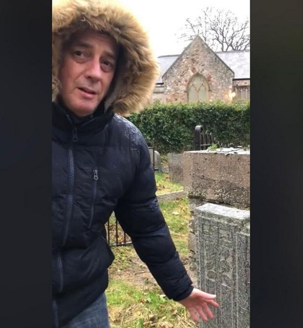 Không chỉ vậy, người ta còn chỉ cho Steve phần mộ cha mẹ của người có tên là Sidney Sutcliffe đó. Có một điều lạ nữa là bà Rhoda, mẹ của người tên là Sidney Sutcliffe, mất vào năm 1960, còn bác Steve ra đời đúng 9 tháng sau đó, vào năm 1961.