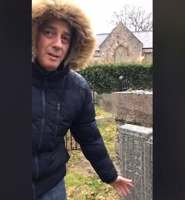 Không chỉ vậy, người ta còn chỉ cho Steve phần mộ cha mẹ của người có tên là Sidney Sutcliffe đó. Có một điều lạ nữa là bà Rhoda, mẹ của người tên là Sidney Sutcliffe, mất vào năm 1960, còn bác Steve ra đời đúng 9 tháng sau đó, vào năm 1961.