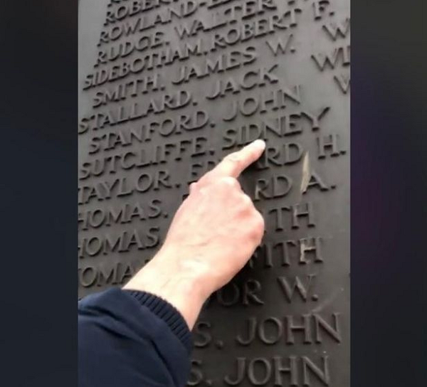 Sau đó, Steve quyết định tới Llandudno để xem có tìm thêm được thông tin gì không. Tại Llandudno, ông tới thăm đài tưởng niệm những người ở địa phương đã mất trong Thế chiến thứ nhất. Và thật bất ngờ, ông tìm thấy cái tên Sidney Sutcliffe trong danh sách những người lính hy sinh.