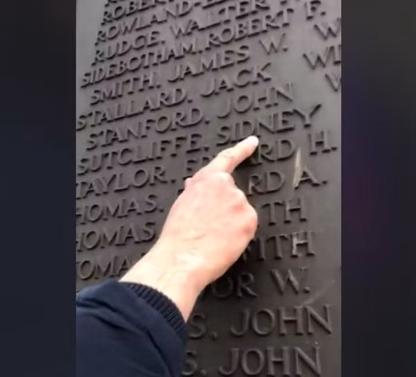 Sau đó, Steve quyết định tới Llandudno để xem có tìm thêm được thông tin gì không. Tại Llandudno, ông tới thăm đài tưởng niệm những người ở địa phương đã mất trong Thế chiến thứ nhất. Và thật bất ngờ, ông tìm thấy cái tên Sidney Sutcliffe trong danh sách những người lính hy sinh.