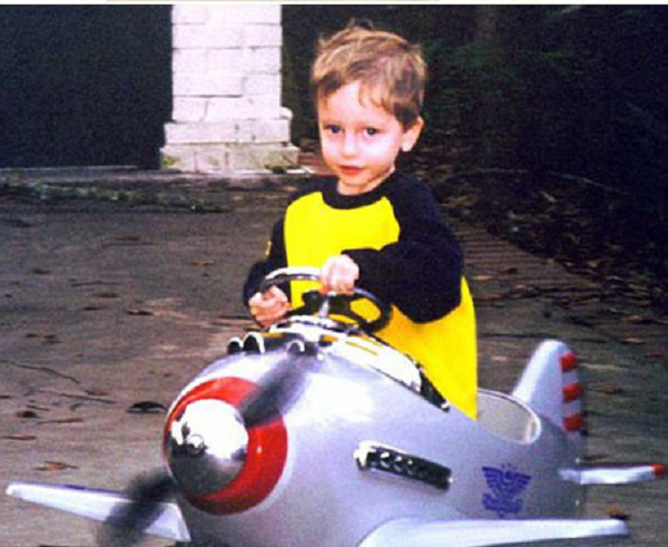 Về sau, gia đình của James đến xem một triển lãm máy bay có từ Thế chiến 2 và ở đó xem suốt 3 tiếng đồng hồ. Sau khi trở về nhà, những cơn ác mộng mà James gặp phải càng nghiêm trọng hơn. Theo đó, vợ chồng Bruce đưa con trai đến gặp chuyên gia tư vấn và trị liệu Carol Bowman.