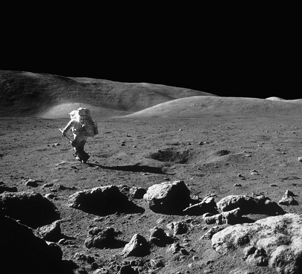 Sứ mệnh Apollo 17 năm 1972 đánh dấu lần cuối cùng con người đặt chân lên Mặt Trăng trong thế kỷ 20. NASA dự kiến sẽ đưa 2 phi hành gia (1 nam, 1 nữ) đổ bộ Mặt Trăng vào năm 2025 trong Chương trình Artemis.