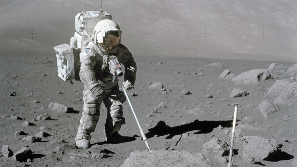 Mơi đây, vào ngày 7/3/2022, NASA lần đầu tiên mở mẫu vật Mặt Trăng do phi hành đoàn Apollo thu thập được cách đây 50 năm, tại Trung tâm Không gian Johnson của NASA ở bang Houston, Mỹ.