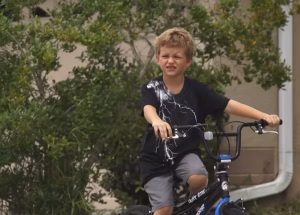 Câu chuyện luân hồi kỳ lạ này kể về cậu bé Cade. Cậu sinh năm 2004, khi mới 1 tuổi rưỡi đã có thể nói chuyện trôi chảy với người lớn. Bà Molly Kurnat, mẹ cậu bé chia sẻ: “Khi còn nhỏ Cade là cậu bé rất ngoan."