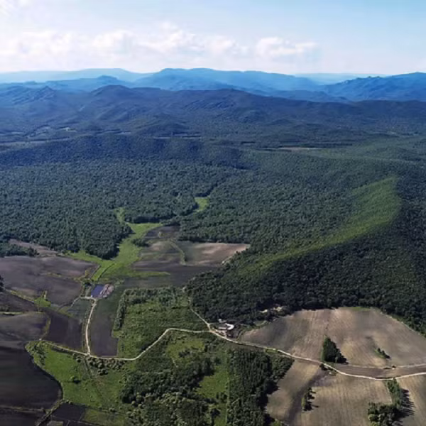 Theo tiến sĩ Chen Ming từ Viện Địa hóa Quảng Châu, thành viên nhóm nghiên cứ, một phần của vành phía Nam miệng hố va chạm Yilan bị mất do đó cấu trúc địa chất nhìn từ trên cao có hình dạng giống như lưỡi liềm, là dạng hố va chạm hiếm trên Trái Đất